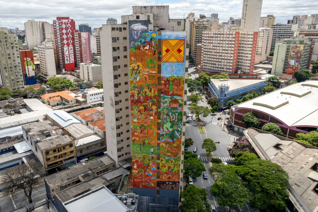 imagem aérea do centro de Belo Horizonte, contemplando prédios e diversos murais de grafite do CURA