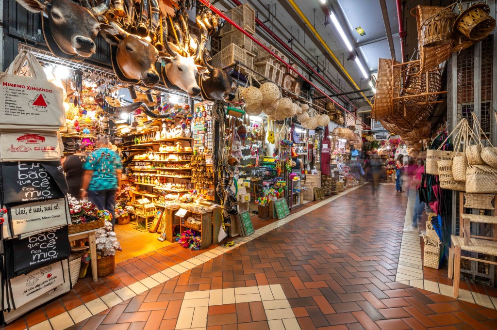 foto de um dos corredores do mercado central, mostrando uma loja com diversas lembranças, alguns cestos de vime e sacolas com a identidade visual de minas gerais