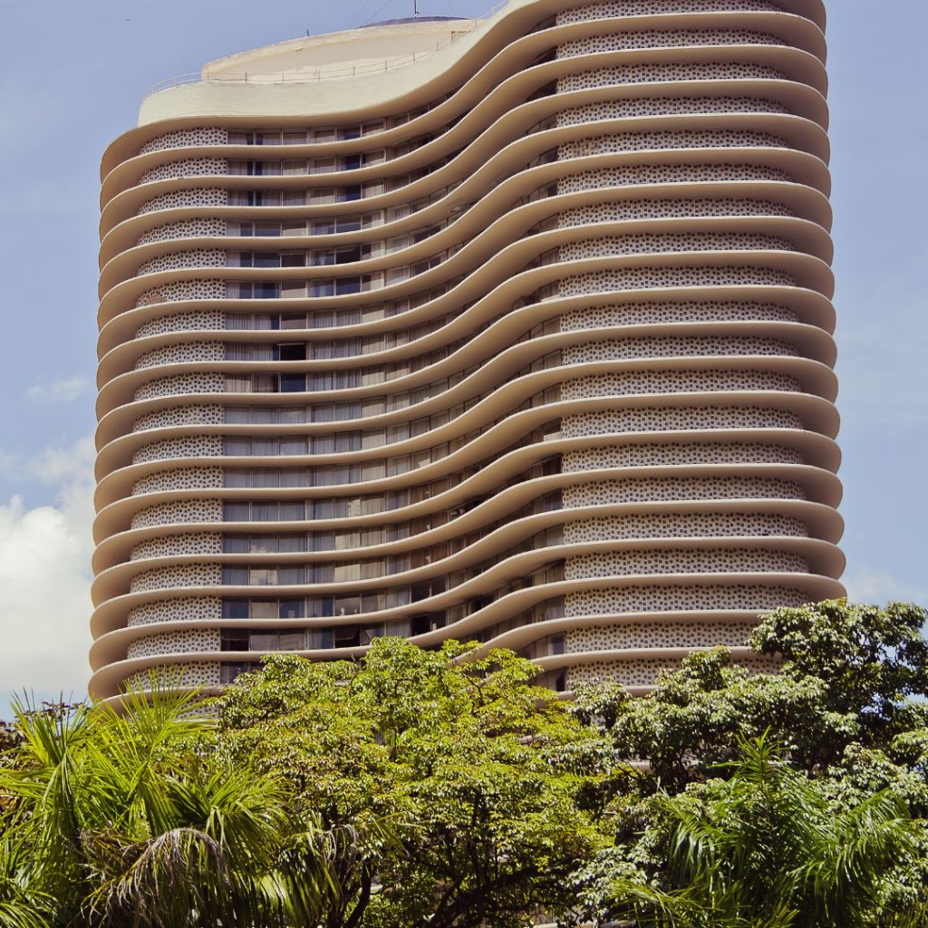 foto do edifício Niemeyer, na praça da liberdade, com jardim na parte inferior