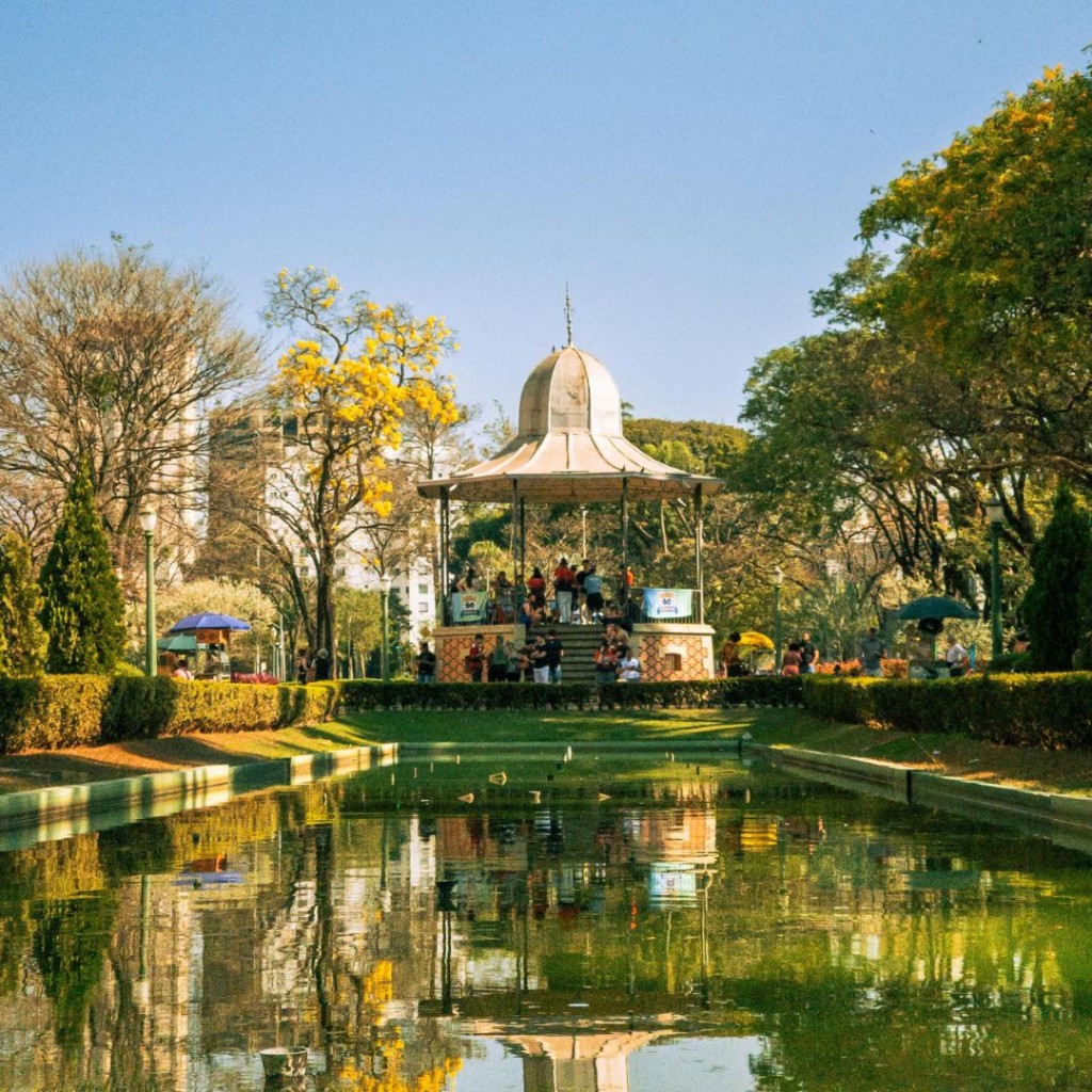 foto do coreto da praça da liberdade, com lago a frente e algumas pessoas andando